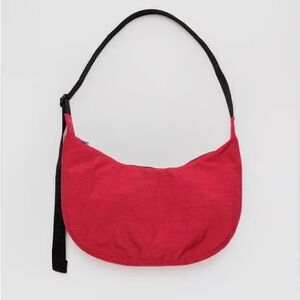 BAGGU Medium Nylon Crescent Bag in Candy Apple